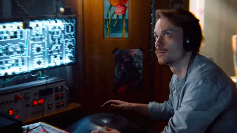 Какой инструмент использовал персонаж фильма "Плагиатор" для путешествий во времени?